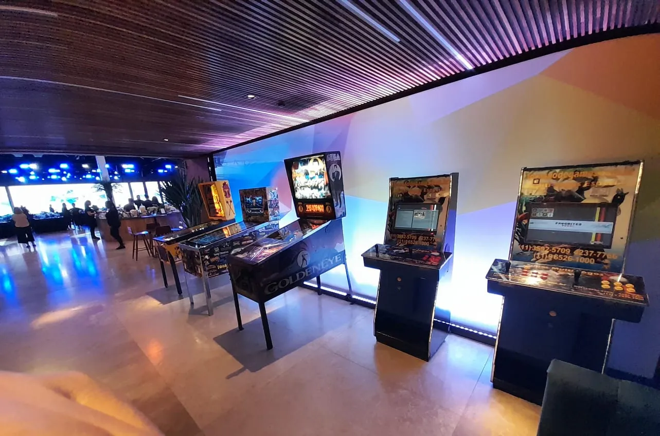 Pinballs e fliperamas em evento